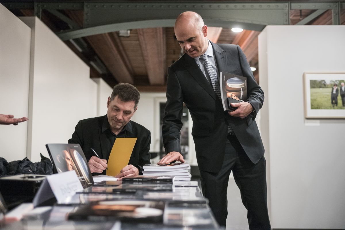 Le conseiller fédéral Alain Berset et Peter Klaunzer examinent le livre lors du vernissage du 31 janvier 2019 au Kornhausforum de Berne. (Keystone-ATS / Alessandro della Valle) Le conseiller fédéral Alain Berset et Peter Klaunzer examinent le livre lors du vernissage du 31 janvier 2019 au Kornhausforum de Berne. (Keystone-ATS / Alessandro della Valle)