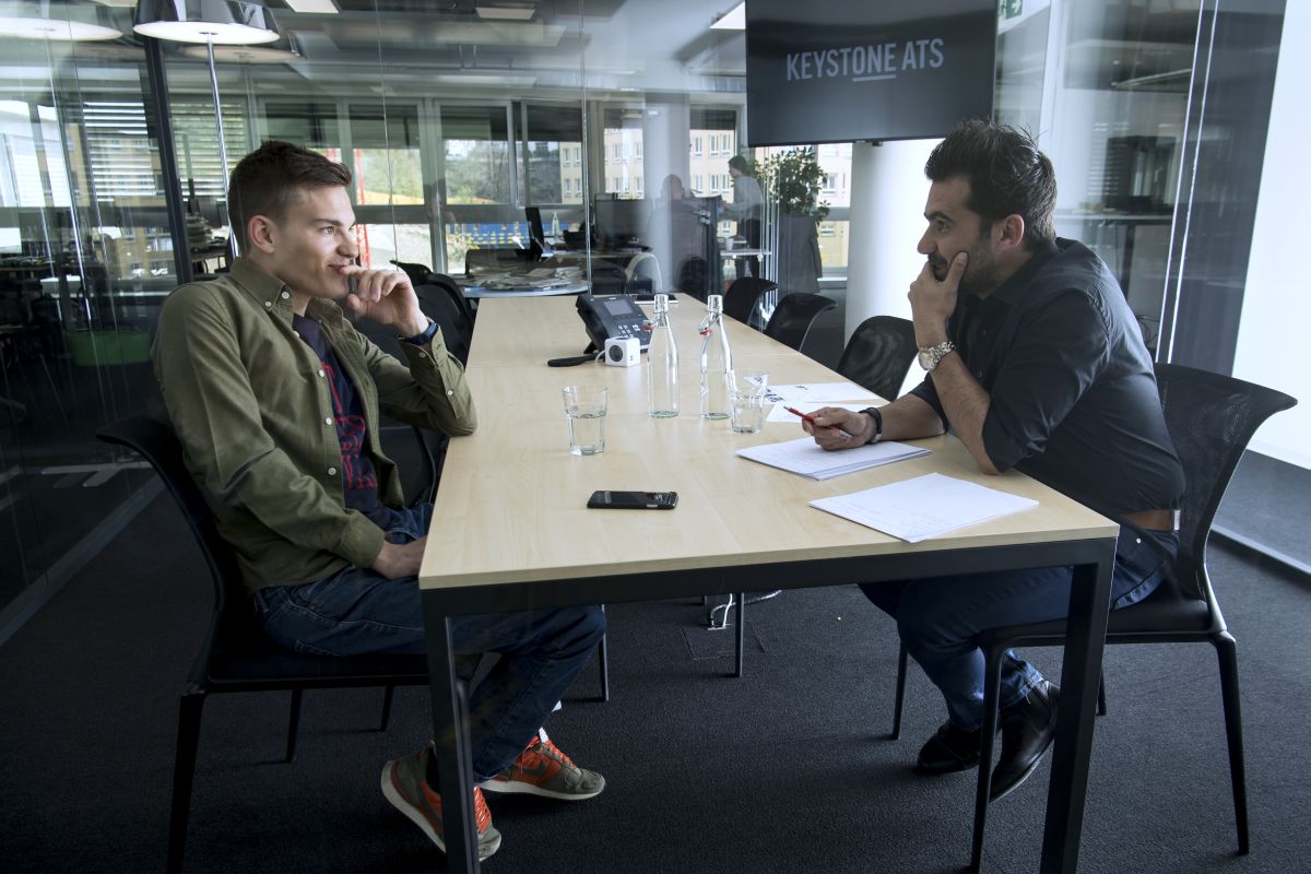 Theo Gmür, links, in einem langen Gespräch in der Multimedia-Redaktion der Keystone-SDA in Lausanne.  (Keystone-SDA / Laurent Gilliéron)