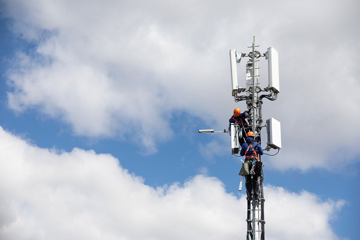 Installationsfachmänner richten am 26. März 2019 in Bern im Auftrag der Swisscom während der Installation einer 5G Antenne mit einem GPS ein Antennenelement aus. Foto: Keystone-SDA / Peter Klaunzer Installationsfachmänner richten am 26. März 2019 in Bern im Auftrag der Swisscom während der Installation einer 5G Antenne mit einem GPS ein Antennenelement aus. Foto: Keystone-SDA / Peter Klaunzer