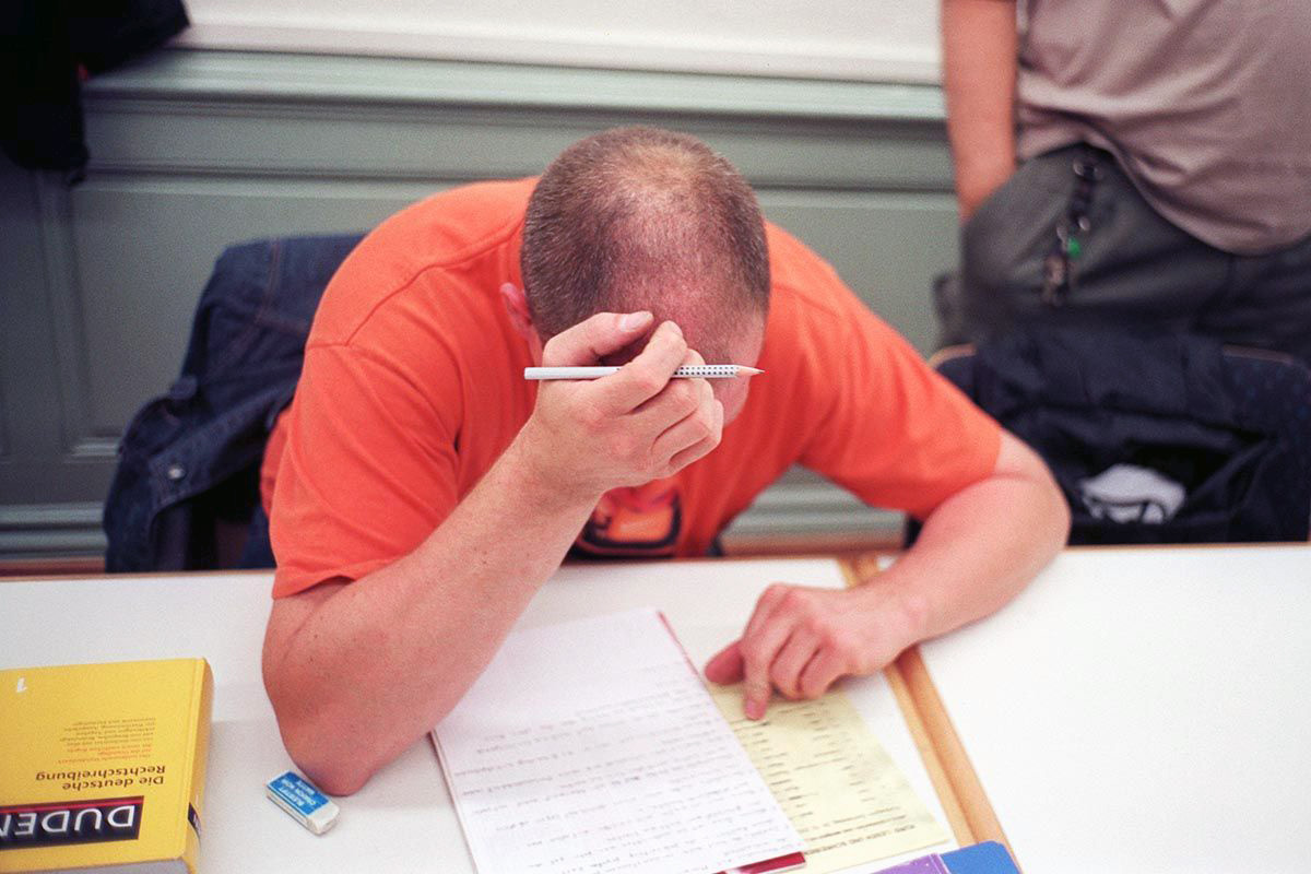 Grundkurs für Illettristen an der kantonalen Berufsschule für Weiterbildung EB Zürich am 16. September 2004. Illetrismus ('funktionaler Analphabetismus') beschreibt die Tatsache, dass Erwachsene zwar eine Landessprache sprechen und die obligatorische Schulzeit absolviert haben, aber die Grundkompetenzen Lesen, Schreiben und Rechnen dennoch nur schlecht beherrschen. Foto: Keystone-SDA / Gaëtan Bally