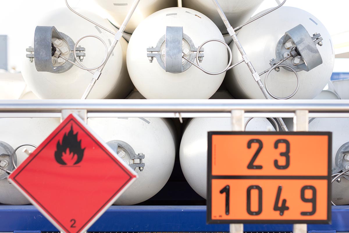 Gefahrguttransporte werden im Strassenverkehr mit Safety Marking gekennzeichnet – hier der Hinweis auf entzündbare Wasserstofftanks, November 2016. Foto: Keystone-SDA / Gaëtan Bally 