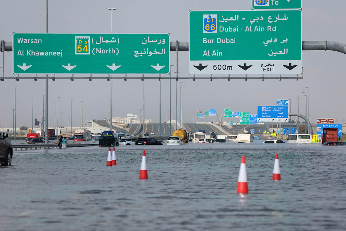 Eine überflutete Strasse am 17. April 2024 nach starken Regenfällen in Dubai. Gemäss Nationalem Zentrum für Meteorologie wurden in den Vereinigte Arabische Emirate Mitte April die stärksten Niederschläge seit Beginn der Datenerfassung im Jahr 1949 verzeichnet. Im Gebiet «Khatm Al Shakla» in Al Ain seien mit 254 mm die höchste Niederschlagsmenge gemessen worden. Foto: Keystone-SDA/EPA/Str.