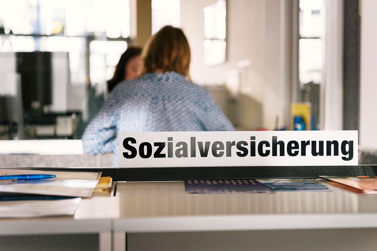In wirtschaftlichen Notlagen erhalten auch Schweizer und Schweizerinnen Sozialhilfe: Menschen im Gespräch an einem Schalter des Sozialzentrums Albisriederhaus in Zürich, aufgenommen am 31. März 2016. Foto: Keystone-SDA/Christian Beutler In wirtschaftlichen Notlagen erhalten auch Schweizer und Schweizerinnen Sozialhilfe: Menschen im Gespräch an einem Schalter des Sozialzentrums Albisriederhaus in Zürich, aufgenommen am 31. März 2016. Foto: Keystone-SDA/Christian Beutler