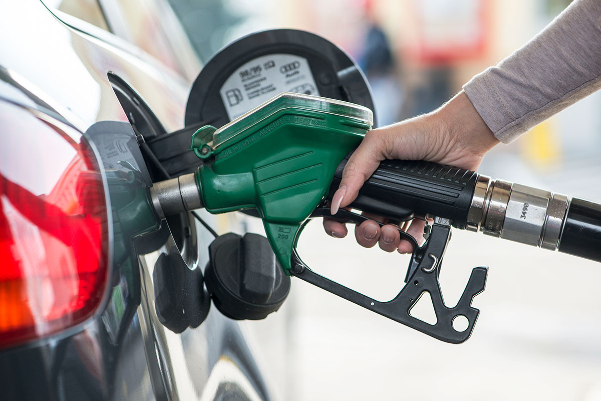 Eine Frau tankt am 19. Januar 2015 ein Auto an einer BP-Tankstelle in Kemptthal im Kanton Zürich, Schweiz. Der Treibstoffpreis an der Zapfsäule setzt sich aus mehreren Kostenpunkten zusammen. Foto: Keystone-SDA / Christian Beutler Eine Frau tankt am 19. Januar 2015 ein Auto an einer BP-Tankstelle in Kemptthal im Kanton Zürich, Schweiz. Der Treibstoffpreis an der Zapfsäule setzt sich aus mehreren Kostenpunkten zusammen. Foto: Keystone-SDA / Christian Beutler
