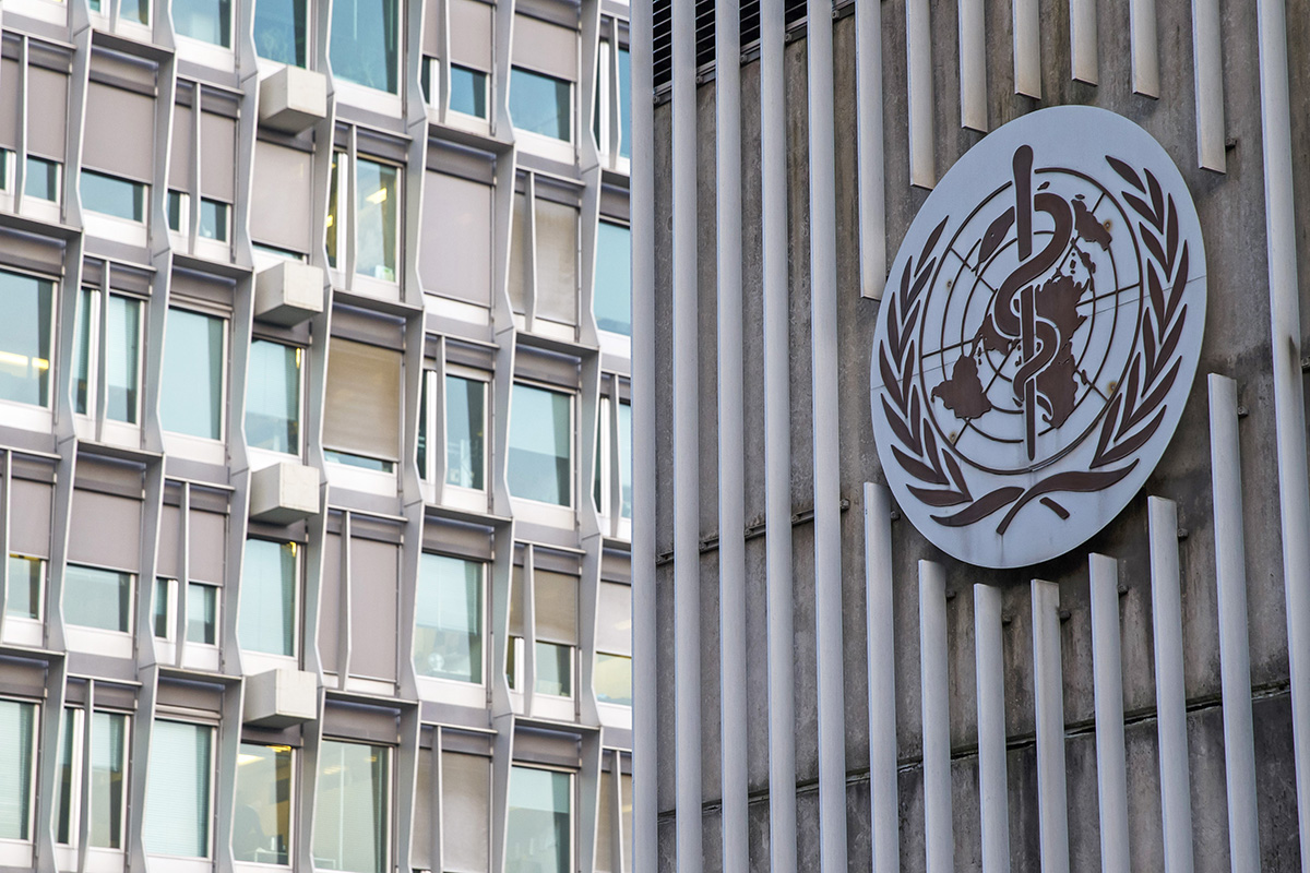 [Symbolbild] Das Logo der Weltgesundheitsorganisation (WHO) am Hauptsitz in Genf, aufgenommen am 22. Januar 2020. Die WHO beschäftigte sich schon vor der Pandemie mit der Namensgebung von Infektionskrankheiten. Foto: Keystone-SDA / Salvatore Di Nolfi