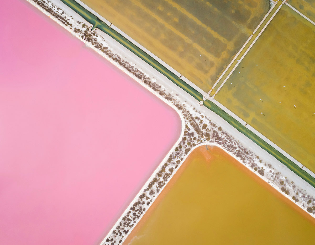 View of the colourful salt lakes in Cagliari, Sardinia, Italy.  Foto: KEYSTONE/Picture Alliance/Amazing Aerial Agency/Emerson Miranda)