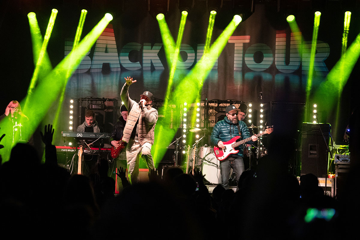 Der Schweizer Musiker Stress tritt am 8. November 2021 bei einem Konzert unter dem Motto «Back on Tour» in Thun auf. Anfang November startete der Bund eine Impfoffensive. National bekannte Musikerinnen und Musiker sollen insbesondere junge Menschen von der Impfung überzeugen. Foto: Keystone-SDA / Peter Schneider Der Schweizer Musiker Stress tritt am 8. November 2021 bei einem Konzert unter dem Motto «Back on Tour» in Thun auf. Anfang November startete der Bund eine Impfoffensive. National bekannte Musikerinnen und Musiker sollen insbesondere junge Menschen von der Impfung überzeugen. Foto: Keystone-SDA / Peter Schneider