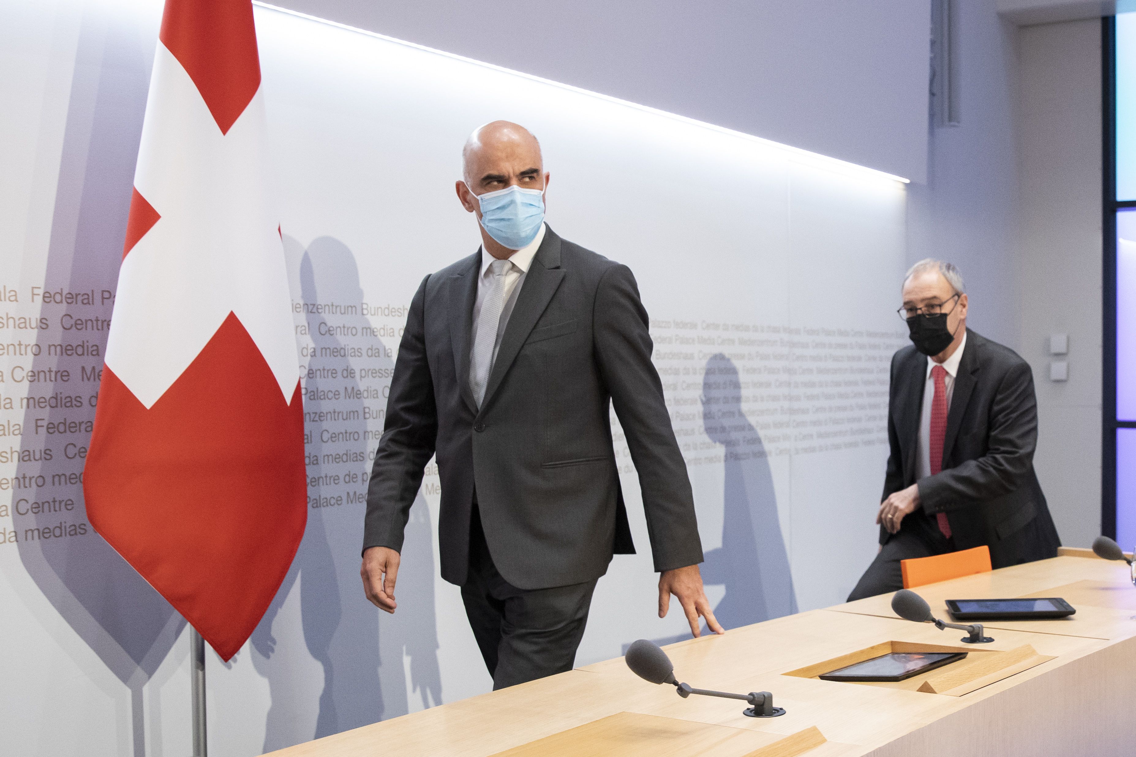 [Symbolbild] Bundesrat Alain Berset (links) und Bundespräsident Guy Parmelin am 30. November 2021 kurz vor Beginn einer Medienkonferenz in Bern zur aktuellen Situation im Zusammenhang mit Covid-19. Foto: Keystone-SDA / Peter Klaunzer