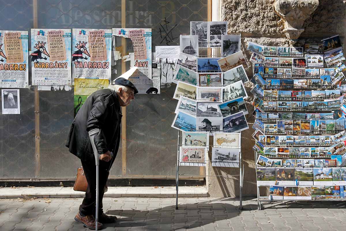 Ein älterer Mann kommt im August 2012 in der Altstadt der Stadt Cluj (Klausenburg) in Siebenbürgen (Transsilvanien) an einem Kiosk an der Piata Unirii vorbei. Foto: Keystone-SDA/Urs Flüeler