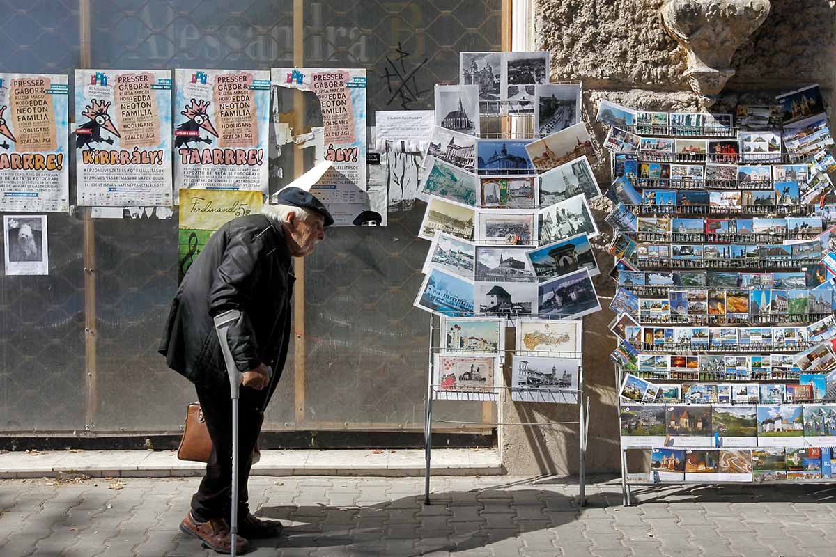 Ein älterer Mann kommt im August 2012 in der Altstadt der Stadt Cluj (Klausenburg) in Siebenbürgen (Transsilvanien) an einem Kiosk an der Piata Unirii vorbei. Foto: Keystone-SDA/Urs Flüeler Ein älterer Mann kommt im August 2012 in der Altstadt der Stadt Cluj (Klausenburg) in Siebenbürgen (Transsilvanien) an einem Kiosk an der Piata Unirii vorbei. Foto: Keystone-SDA/Urs Flüeler