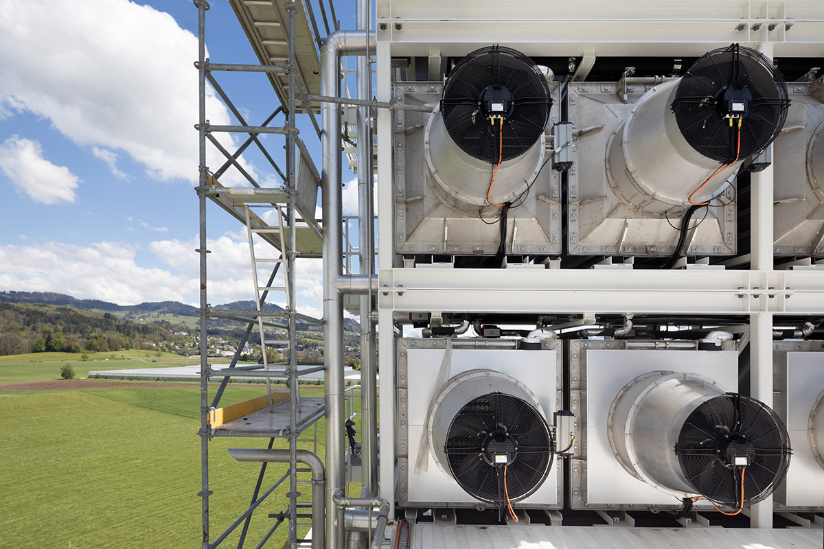 Anlage in Hinwil zur Filterung von CO2 direkt aus der Umgebungsluft (Foto vom Mai 2017) – wird von CO2-Redkuktion gesprochen, ist Kohlenstoffdioxid gemeint, das bei der Verbrennung von fossilen Energieträger entsteht. Bild: Keystone-SDA / Gaëtan Bally Anlage in Hinwil zur Filterung von CO2 direkt aus der Umgebungsluft (Foto vom Mai 2017) – wird von CO2-Redkuktion gesprochen, ist Kohlenstoffdioxid gemeint, das bei der Verbrennung von fossilen Energieträger entsteht. Bild: Keystone-SDA / Gaëtan Bally