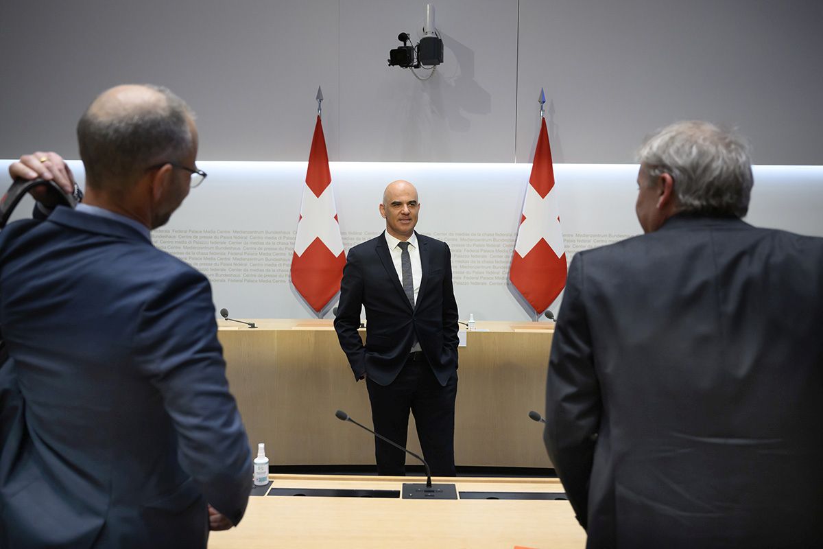 Bundesrat Alain Berset, Mitte, mit Michael Gerber, Leiter Abteilung Recht, BAG, links, und Patrick Mathys, Leiter Sektion Krisenbewältigung und internationale Zusammenarbeit Bundesamt für Gesundheit BAG, rechts, am 30. März 2022 im Medienzentrum Bundeshaus in Bern während der Medienkonferenz über die neusten Entscheide des Bundesrates zur Coronavirus-Pandemie. Foto: Keystone-SDA / Anthony Anex