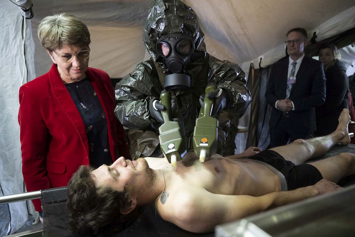 Verteidigungsministerin Viola Amherd inspiziert am 17. Januar 2023 am WEF die Ausbildung von Sanitätssoldaten der Schweizer Armee in einem temporären Militärspital in Davos. Der Einsatz der Armee im Assistenzdienst zugunsten des Kanton Graubünden und der Sicherheit für das WEF ist auf maximal 5'000 Armeeangehörige festgelegt. Foto: Keystone-SDA / Laurent Gilliéron Verteidigungsministerin Viola Amherd inspiziert am 17. Januar 2023 am WEF die Ausbildung von Sanitätssoldaten der Schweizer Armee in einem temporären Militärspital in Davos. Der Einsatz der Armee im Assistenzdienst zugunsten des Kanton Graubünden und der Sicherheit für das WEF ist auf maximal 5'000 Armeeangehörige festgelegt. Foto: Keystone-SDA / Laurent Gilliéron