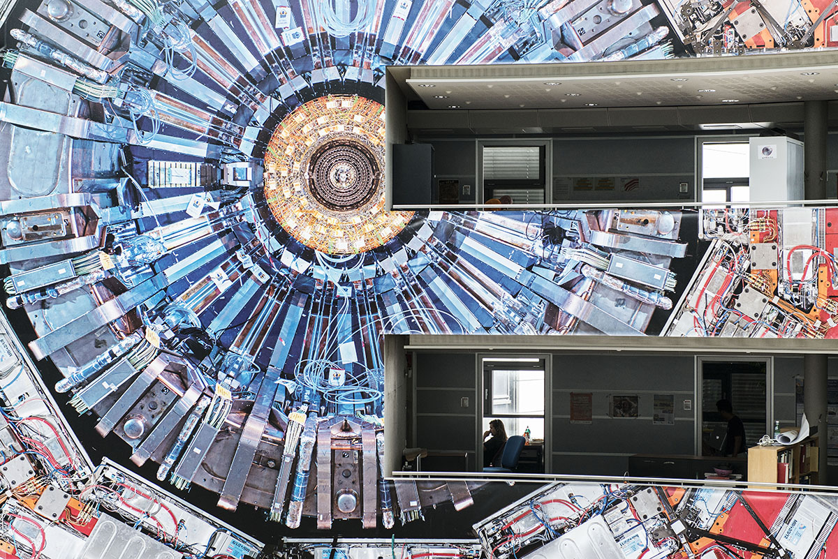 219864989 – Ein riesiges Poster zeigt am 10. Juni 2014 im CERN in Meyrin den CMS-Detektor aus dem Gebäude 40. Foto: KEYSTONE | Christian Beutler 219864989 – Ein riesiges Poster zeigt am 10. Juni 2014 im CERN in Meyrin den CMS-Detektor aus dem Gebäude 40. Foto: KEYSTONE | Christian Beutler