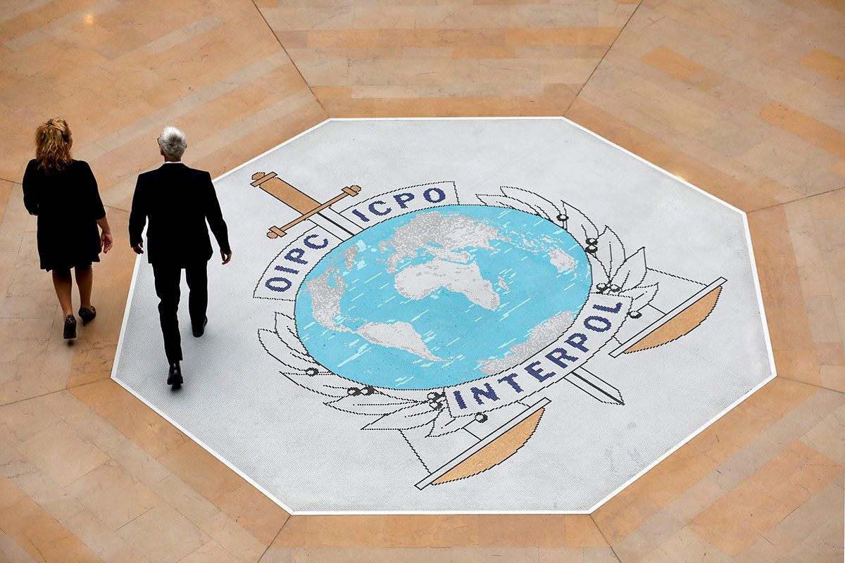 Interpol-Logo beim Eingang des Hauptsitzes in Lyon, aufgenommen am 8. November 2018. Foto: Keytsone-SDA / AP / Laurent Cipriani Interpol-Logo beim Eingang des Hauptsitzes in Lyon, aufgenommen am 8. November 2018. Foto: Keytsone-SDA / AP / Laurent Cipriani