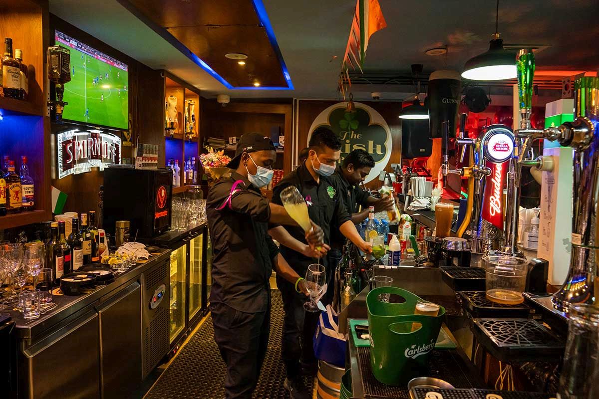 Baristas bereiten am 20. Oktober 2022 Getränke im «The Irish Pub» zu, einer der Bars, die die Spiele der Fussball Weltmeisterschaft 2022 in Doha, Katar, live auf Bildschirmen zeigen werden. Foto: Keystone/ AP Photo/ Nariman El-Mofty