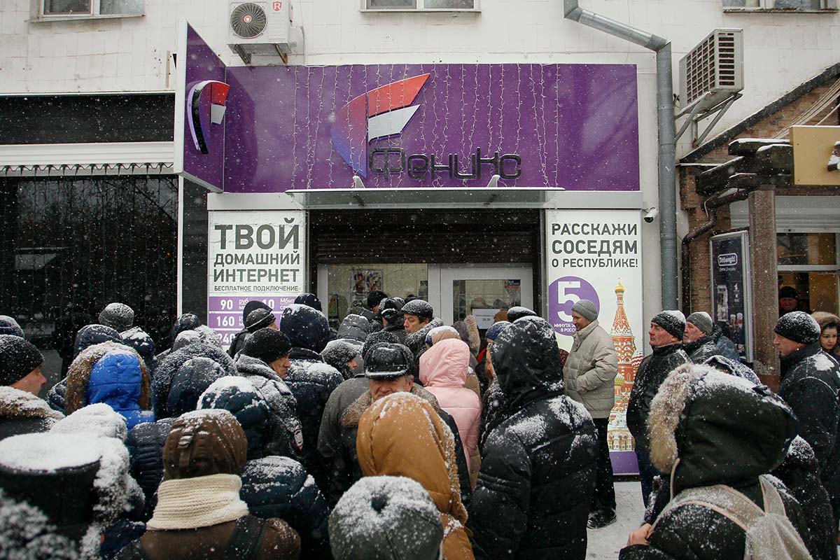 Einheimische stehen im Januar 2018 vor dem Büro des lokalen Mobilfunkanbieters Feniks in der Innenstadt der von prorussischen Rebellen kontrollierten Stadt Donezk in der Ukraine Schlange. Sie sorgen sich um den Verlust der mobilen Kommunikation. Das ukrainische Unternehmen Vodafone erklärte, es könne die Mobilfunkdienste in der DVR (Donezkaja Narodnaja Respublika) und der LNR (Luganskaja Narodnaja Respublika) nicht wiederherstellen, da sie in den nicht von der Regierung kontrollierten Gebieten unterbrochen seien. Foto: Keystone-SDA / epa / Alexander Ermochenko Einheimische stehen im Januar 2018 vor dem Büro des lokalen Mobilfunkanbieters Feniks in der Innenstadt der von prorussischen Rebellen kontrollierten Stadt Donezk in der Ukraine Schlange. Sie sorgen sich um den Verlust der mobilen Kommunikation. Das ukrainische Unternehmen Vodafone erklärte, es könne die Mobilfunkdienste in der DVR (Donezkaja Narodnaja Respublika) und der LNR (Luganskaja Narodnaja Respublika) nicht wiederherstellen, da sie in den nicht von der Regierung kontrollierten Gebieten unterbrochen seien. Foto: Keystone-SDA / epa / Alexander Ermochenko
