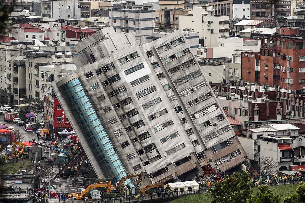 Der Wohnkomplex «Yunmen Cuiti Building» in Hualien geriet am 8. Februar 2018 nach einem Erdbeben der Stärke 6,4 in eine gefährliche Schieflage. Mängel beim Bau liessen das Gebäude teilweise einstürzen. Foto: Keystone-SDA, epa / Ritchie B. Tongo