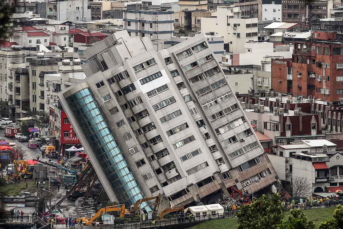 Der Wohnkomplex «Yunmen Cuiti Building» in Hualien geriet am 8. Februar 2018 nach einem Erdbeben der Stärke 6,4 in eine gefährliche Schieflage. Mängel beim Bau liessen das Gebäude teilweise einstürzen. Foto: Keystone-SDA, epa / Ritchie B. Tongo Der Wohnkomplex «Yunmen Cuiti Building» in Hualien geriet am 8. Februar 2018 nach einem Erdbeben der Stärke 6,4 in eine gefährliche Schieflage. Mängel beim Bau liessen das Gebäude teilweise einstürzen. Foto: Keystone-SDA, epa / Ritchie B. Tongo