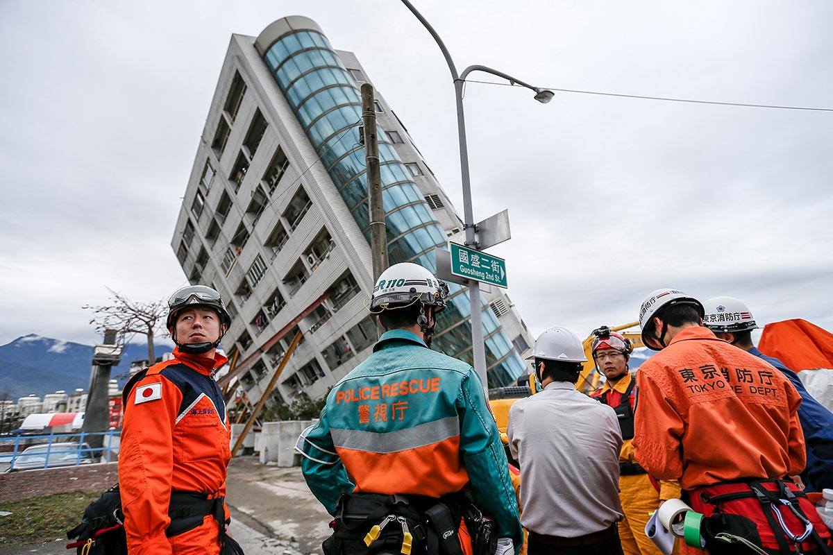 Japanische Rettungskräfte nehmen am 9. Februar 2018 die Suche nach vermissten Personen beim Wohnkomplex «Yunmen Cuiti Building» in Hualien, Taiwan, wieder auf. Zwei Tage zuvor hatte ein Erdbeben der Stärke 6,4 das Gebäude zerstört. Foto: Keystone-SDA, epa / Ritchie B. Tongo Japanische Rettungskräfte nehmen am 9. Februar 2018 die Suche nach vermissten Personen beim Wohnkomplex «Yunmen Cuiti Building» in Hualien, Taiwan, wieder auf. Zwei Tage zuvor hatte ein Erdbeben der Stärke 6,4 das Gebäude zerstört. Foto: Keystone-SDA, epa / Ritchie B. Tongo