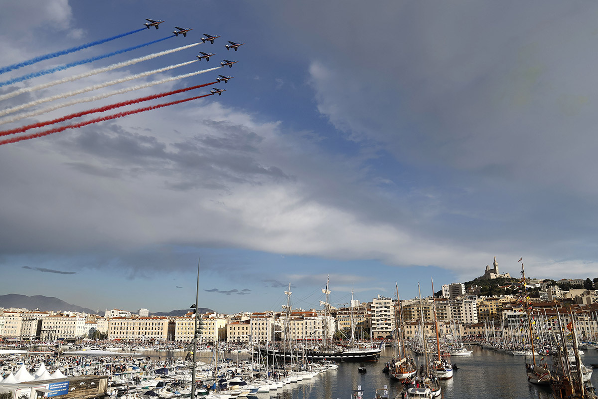 Flugzeuge der Patrouille de France überfliegen den Alten Hafen von Marseille am 8. Mai 2024 anlässlich der Feierlichkeiten zur Ankunft des Olympischen Feuers im Gastgeberland Frankreich. Der farbige Rauch zeigt die Farben der französischen Flagge, der sogenannten Trikolore Blau – Weiss – Rot. Foto: Keystone-SDA / epa / Sebastian Nogier Flugzeuge der Patrouille de France überfliegen den Alten Hafen von Marseille am 8. Mai 2024 anlässlich der Feierlichkeiten zur Ankunft des Olympischen Feuers im Gastgeberland Frankreich. Der farbige Rauch zeigt die Farben der französischen Flagge, der sogenannten Trikolore Blau – Weiss – Rot. Foto: Keystone-SDA / epa / Sebastian Nogier