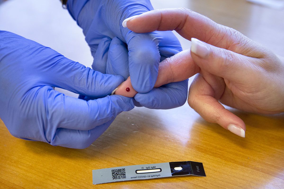 Eine Apothekerin entnimmt am 3. Mai 2021 in Genf dem Finger einer Frau einen Tropfen Blut, um mit einem schnellen Screening-Test Antikörper gegen das Sars-CoV-2 nachzuweisen. Foto: Keystone-SDA / Salvatore Di Nolfi Eine Apothekerin entnimmt am 3. Mai 2021 in Genf dem Finger einer Frau einen Tropfen Blut, um mit einem schnellen Screening-Test Antikörper gegen das Sars-CoV-2 nachzuweisen. Foto: Keystone-SDA / Salvatore Di Nolfi