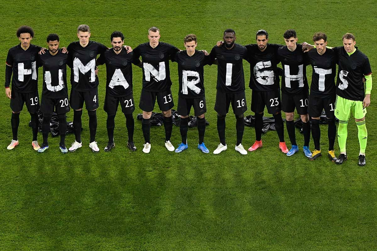 Am ersten Spieltag zur WM-Qualifikation Europa, am 25. März 2021, vor der Partie Deutschland – Island in Duisburg, stehen die Spieler der deutschen Nationalmannschaft zusammen und bilden den Schriftzug «Human Rights» (Menschenrechte). Foto: Keystone-SDA / AFP / Pool via dpa / Tobias Schwarz Am ersten Spieltag zur WM-Qualifikation Europa, am 25. März 2021, vor der Partie Deutschland – Island in Duisburg, stehen die Spieler der deutschen Nationalmannschaft zusammen und bilden den Schriftzug «Human Rights» (Menschenrechte). Foto: Keystone-SDA / AFP / Pool via dpa / Tobias Schwarz