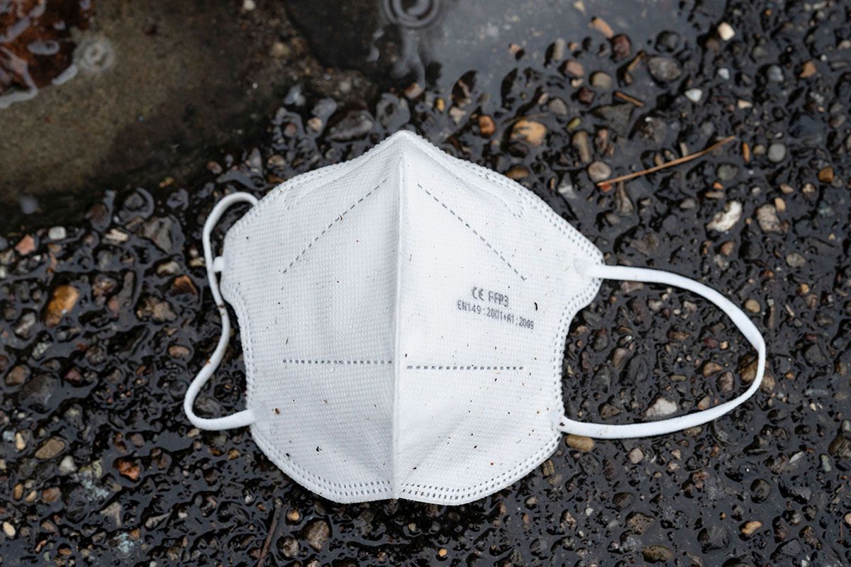 Eine benutzte FFP3 Hygienemaske liegt am 3. November 2020 in Zürich weggeworfen auf dem Boden. Foto: Keystone-SDA / Gaëtan Bally