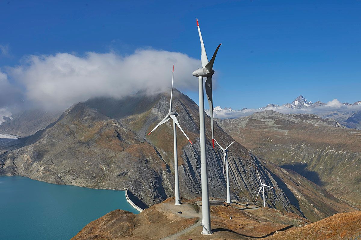 Windturbinen am höchstgelegenen Windpark in Europa neben dem Griessee, einem Speichersee in der Nähe des Nufenenpasses. Die vier Windturbinen der SwissWinds GmbH wurden am 30. September 2016 eingeweiht. Foto: Keystone-SDA / Sedrik Nemeth Windturbinen am höchstgelegenen Windpark in Europa neben dem Griessee, einem Speichersee in der Nähe des Nufenenpasses. Die vier Windturbinen der SwissWinds GmbH wurden am 30. September 2016 eingeweiht. Foto: Keystone-SDA / Sedrik Nemeth