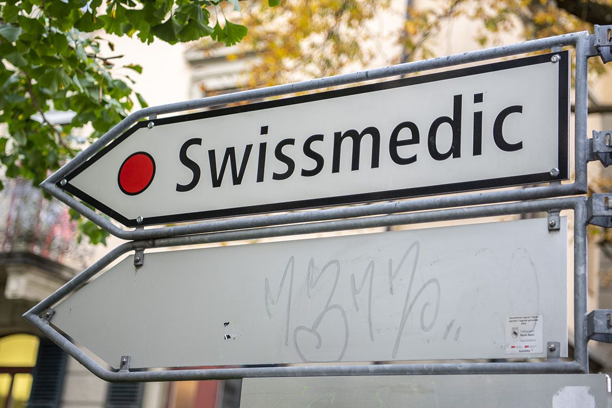 Zufahrtstafel zum Hauptsitz von Swissmedic in Bern, aufgenommen am 26. Oktober 2021, in Bern. Das Schweizerische Heilmittelinstitut ist die Zulassungs- und Kontrollbehörde für Heilmittel. Foto: Keystone-SDA / Peter Schneider