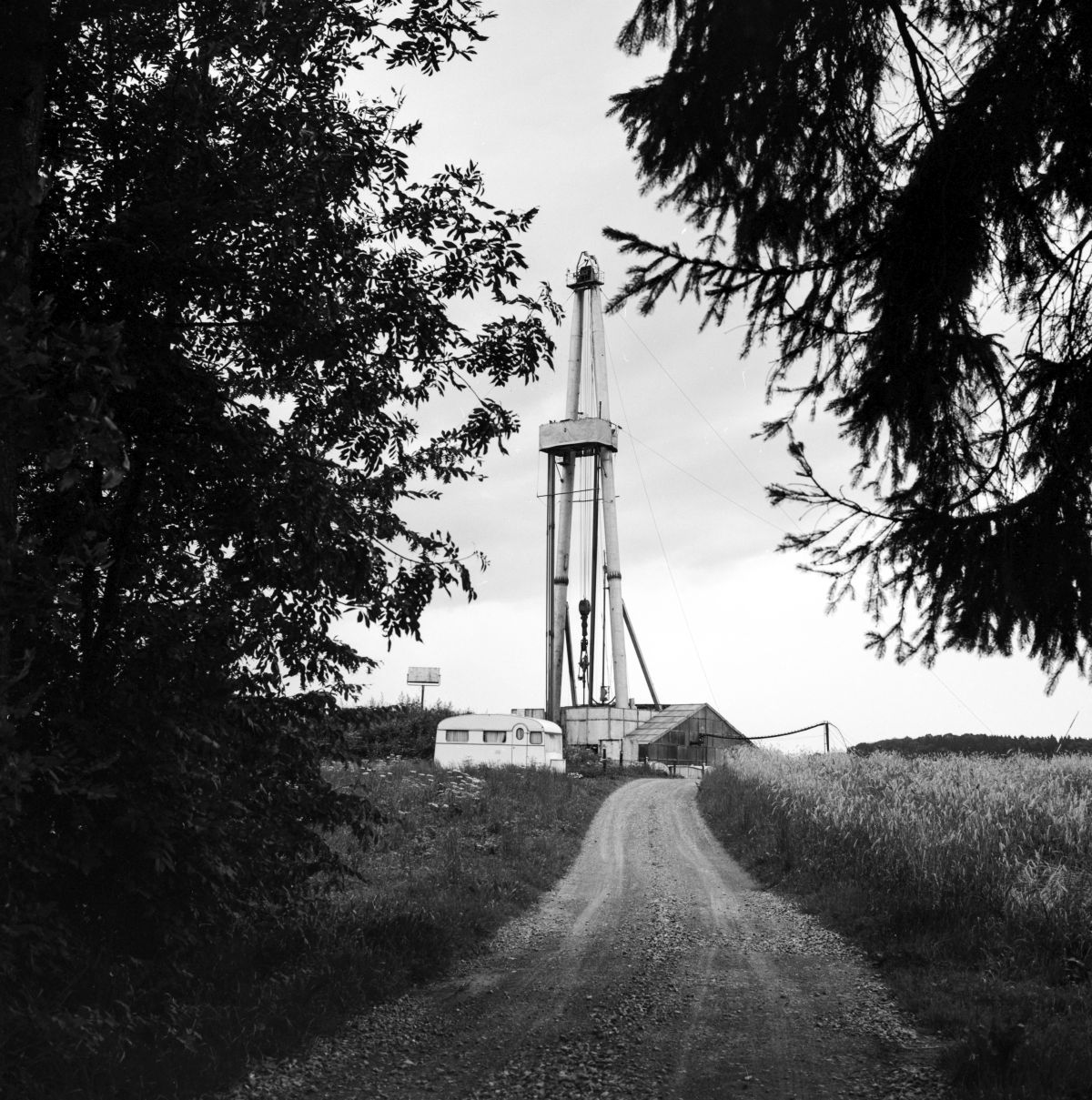 La foreuse de la Société anonyme pour le pétrole suisse SEAG lors des forages pétroliers le 4 août 1965 à Hünenberg 1, canton de Zoug. Photo : KEYSTONE/ Photopress-Archiv