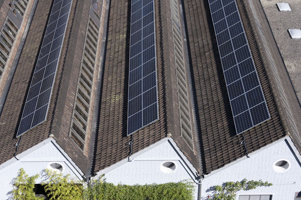 529331371 – Photovoltaik-Anlagen auf dem Dach des Tuwag-Areals am 6. Juli 2022 in Wädenswil. Foto: KEYSTONE / Christian Beutler