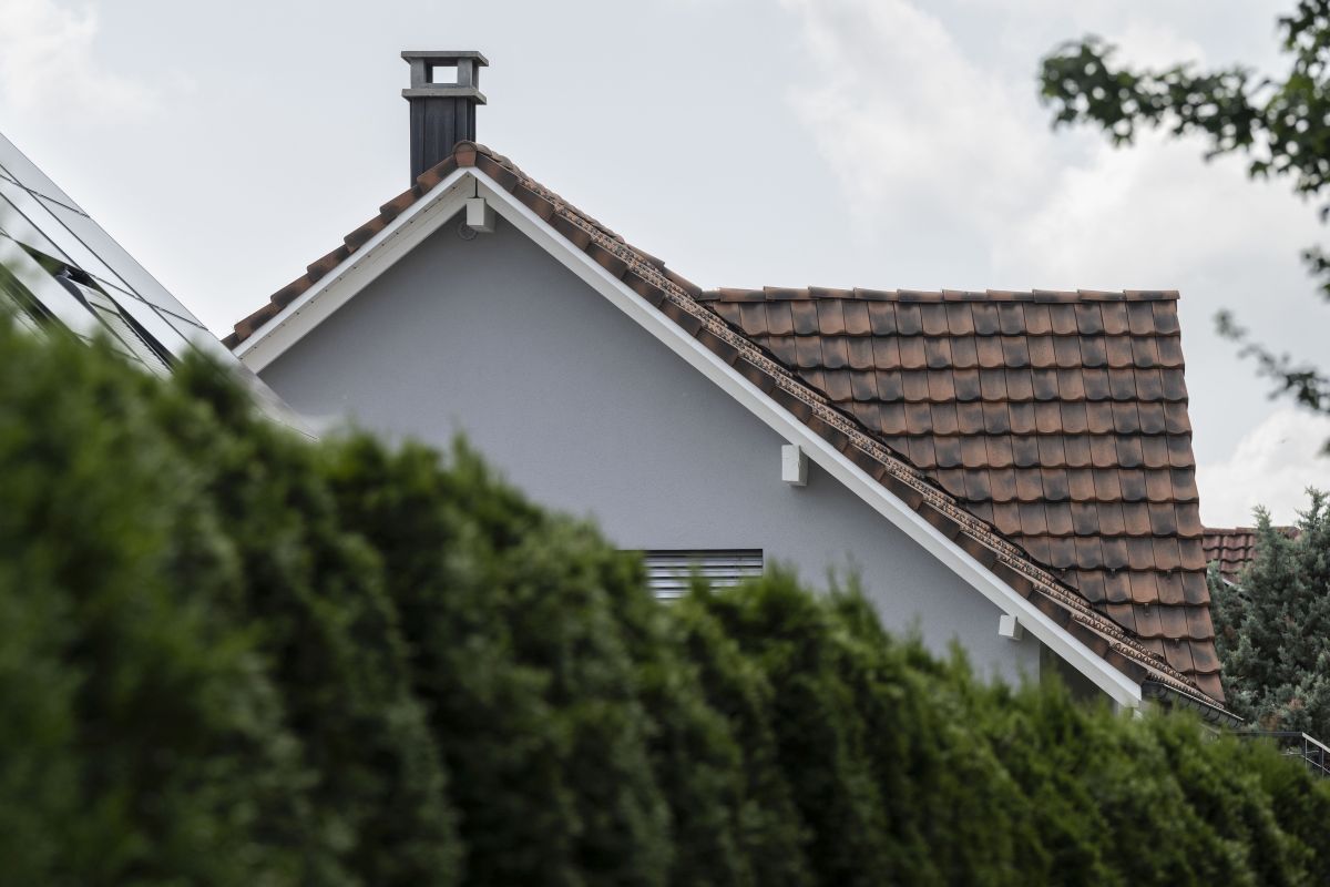 526706963 – Le toit d'une maison individuelle le 29 juin 2022 à Uster. Photo: KEYSTONE / Christian Beutler