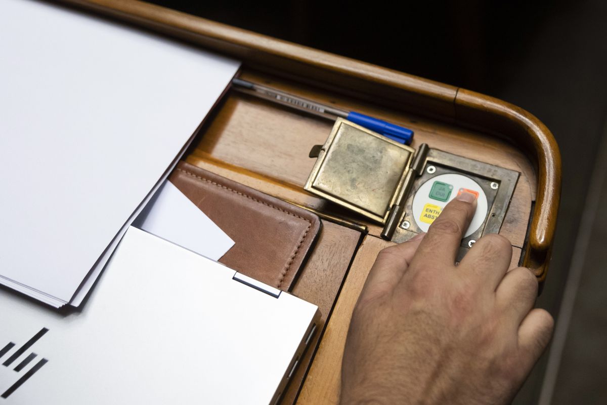 Le conseiller national Niklaus Gugger, PEV-ZH, appuie sur la touche « non » le 12 décembre 2022 lors d'un vote à la fin d'un débat de la session d'hiver des Chambres fédérales. Photo KEYSTONE / Peter Klaunzer