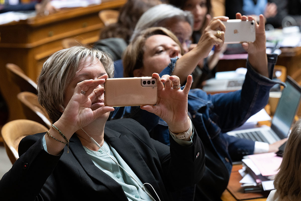 Best of Sessionen: Die Nationalrätinnen Valerie Piller Carrard, SP-FR, links, und Ada Marra, SP-VD, halten am 21. September 2022 an der ausserordentlichen Session zur Kaufkraft an der Herbstsession der Eidgenössischen Räte ein Abstimmungsergebnis fest. Foto: KEYSTONE / Peter Schneider