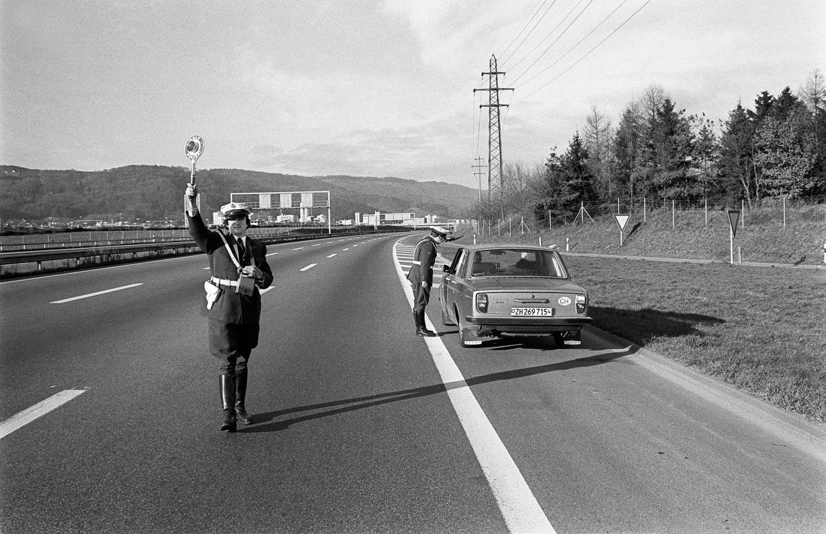 1605762 –  Une patrouille de police contrôle une voiture lors d'un des dimanches sans voiture en novembre / décembre 1973 en Suisse.   Photo: KEYSTONE