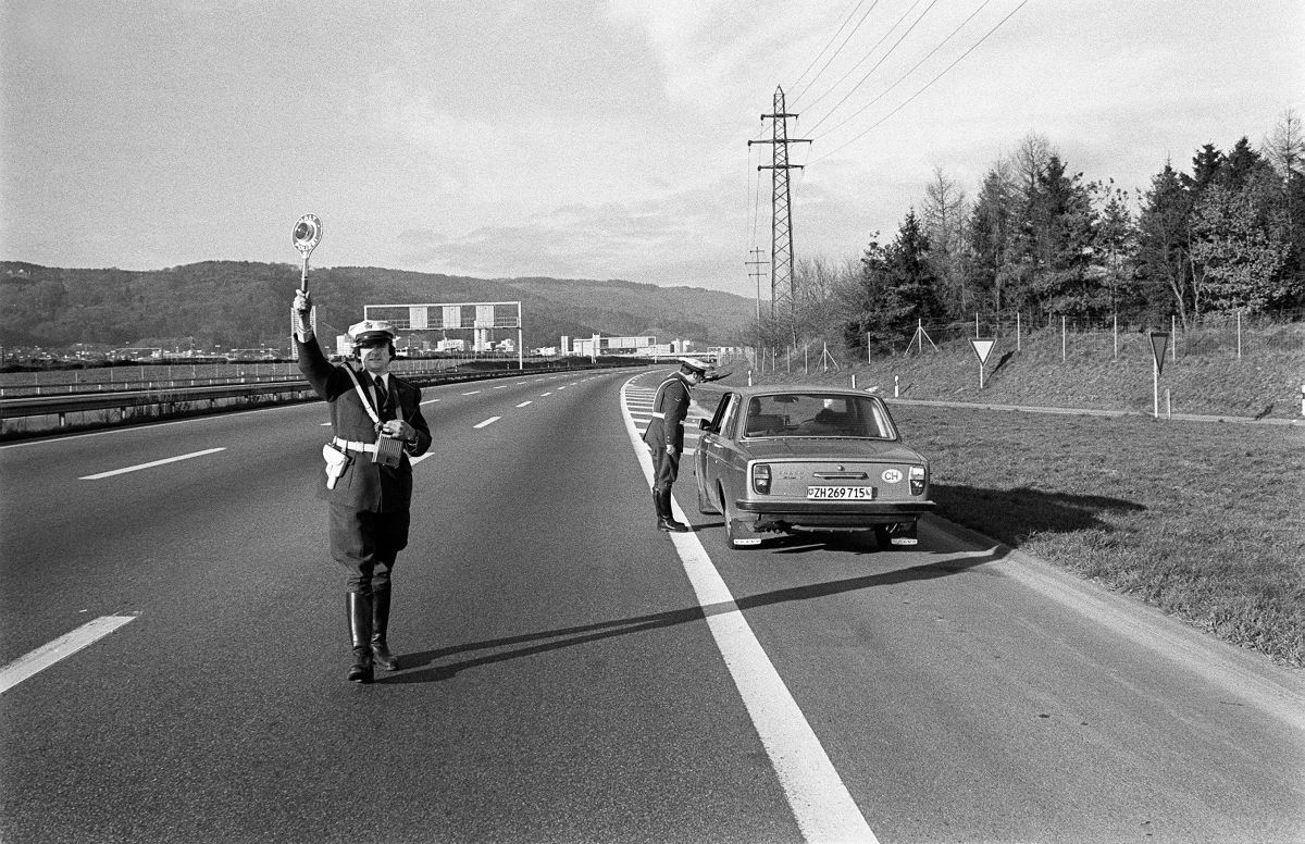 1605762 – Une patrouille de police contrôle une voiture lors d'un des dimanches sans voiture en novembre / décembre 1973 en Suisse. Photo: KEYSTONE 1605762 – Une patrouille de police contrôle une voiture lors d'un des dimanches sans voiture en novembre / décembre 1973 en Suisse. Photo: KEYSTONE