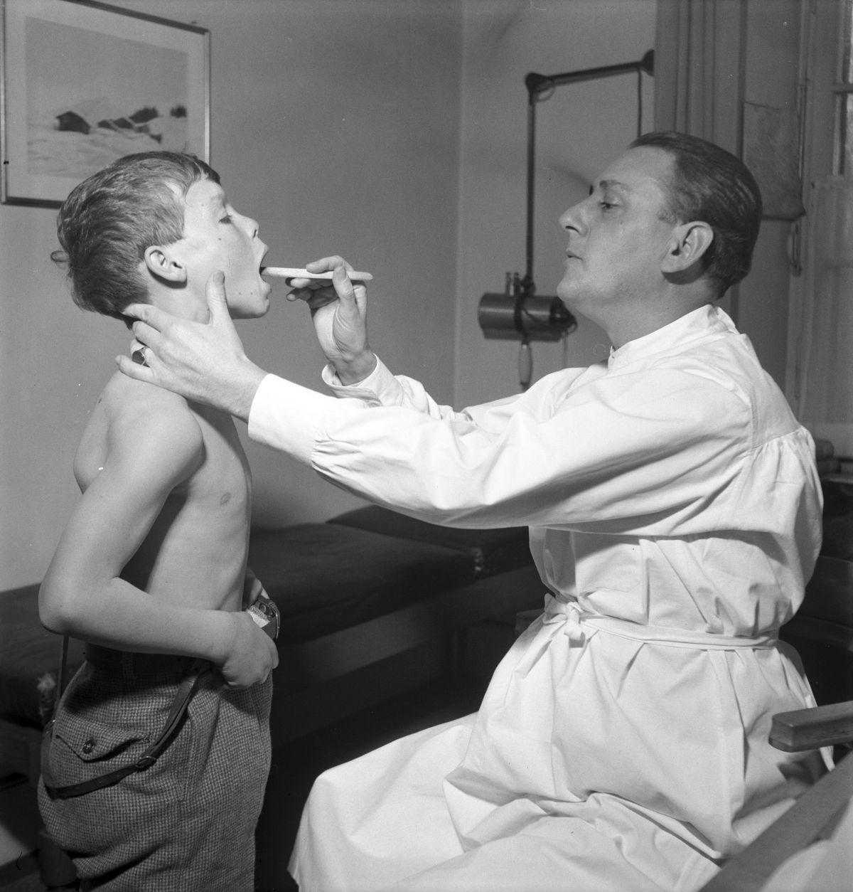368644697 – Mundhöhle und Halsorgane werden im November 1948 vom schulärztlichen Dienst der Stadt Bern geprüft. Foto: KEYSTONE / PHOTOPRESS-ARCHIV/Walter Studer 368644697 – Mundhöhle und Halsorgane werden im November 1948 vom schulärztlichen Dienst der Stadt Bern geprüft. Foto: KEYSTONE / PHOTOPRESS-ARCHIV/Walter Studer