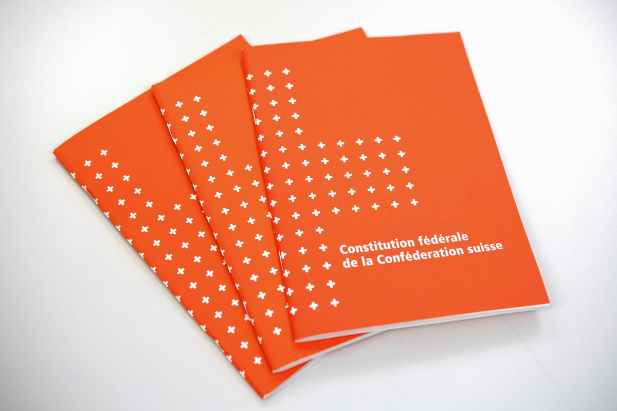 La page de garde de l'actuelle Constitution fédérale de la Confédération suisse. Photo : KEYSTONE / Peter Schneider