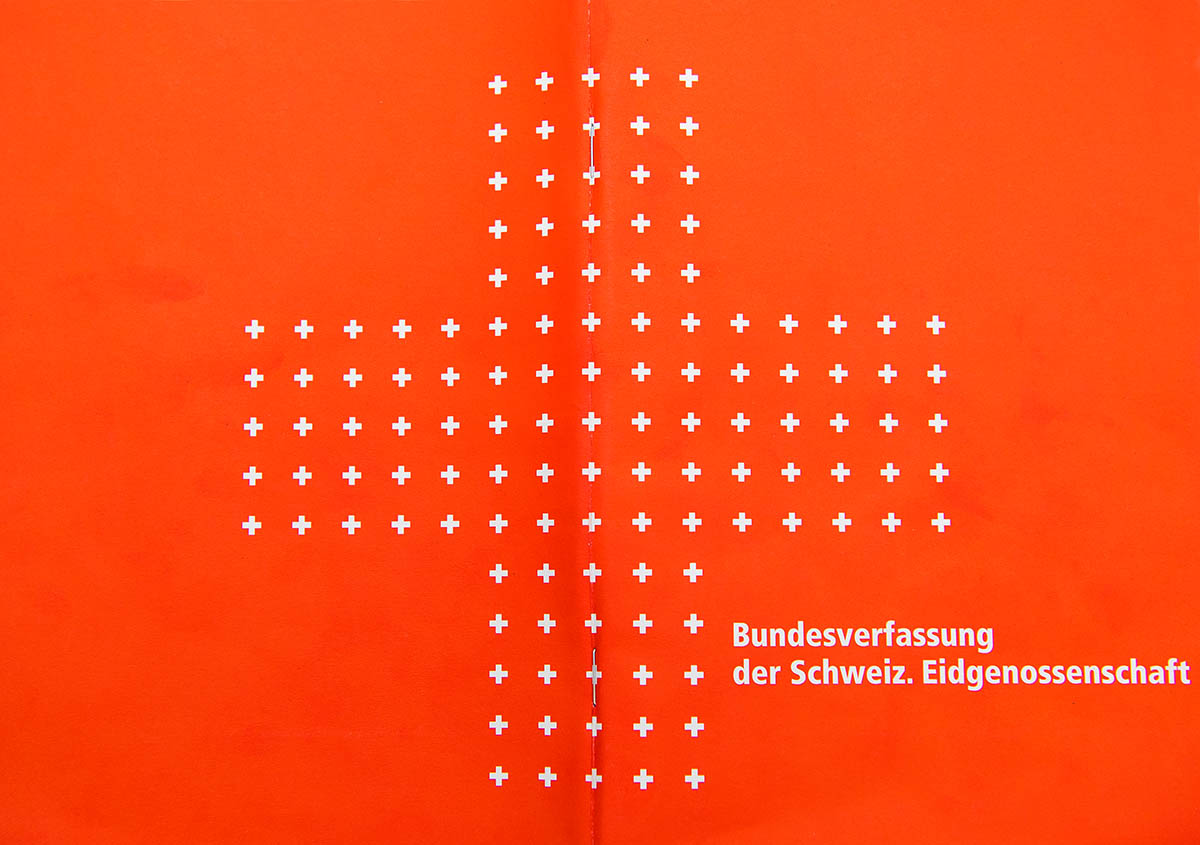 Das Deckblatt der heutigen Bundesverfassung der Schweizerischen Eidgenossenschaft. Foto: KEYSTONE/ Peter Schneider Das Deckblatt der heutigen Bundesverfassung der Schweizerischen Eidgenossenschaft. Foto: KEYSTONE/ Peter Schneider