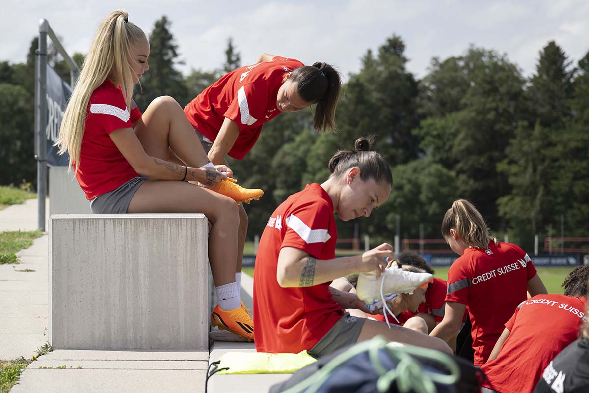 Les footballeuses suisses Alisha Lehmann, Riola Xhemaili, Geraldine Reuteler et leurs coéquipières se préparent fin juin en camp d'entraînement au Centre sportif national de Macolin pour la Coupe du monde en Australie et en Nouvelle-Zélande. Photo : KEYSTONE / Anthony Anex Les footballeuses suisses Alisha Lehmann, Riola Xhemaili, Geraldine Reuteler et leurs coéquipières se préparent fin juin en camp d'entraînement au Centre sportif national de Macolin pour la Coupe du monde en Australie et en Nouvelle-Zélande. Photo : KEYSTONE / Anthony Anex