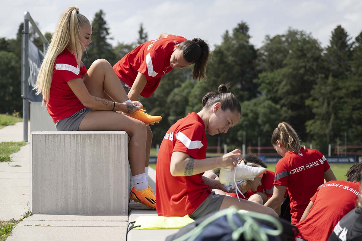 Schweizer Fussballerinnen Alisha Lehmann, Riola Xhemaili, Geraldine Reuteler, und ihren Teamkolleginnen bereiten sich Ende Juni im Trainingscamp in Nationalen Sportzentrum Magglingen auf die WM in Australien und Neuseeland vor. Foto: KEYSTONE / Anthony Anex 