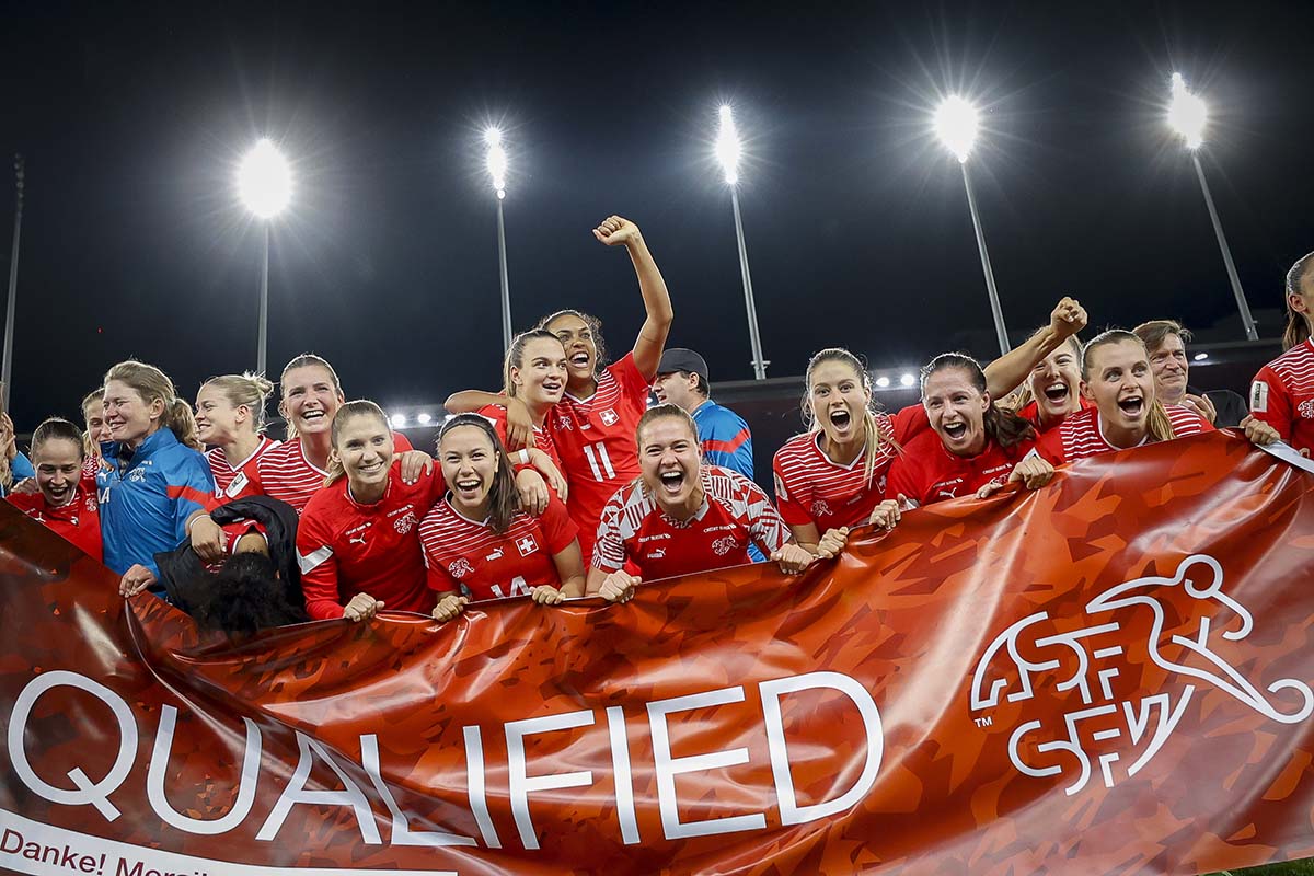  Qualifiée pour la Coupe du monde, l’équipe nationale suisse féminine exulte le 11 octobre 2022 au stade du Letzigrund à Zurich. Photo: KEYSTONE / Christian Merz 