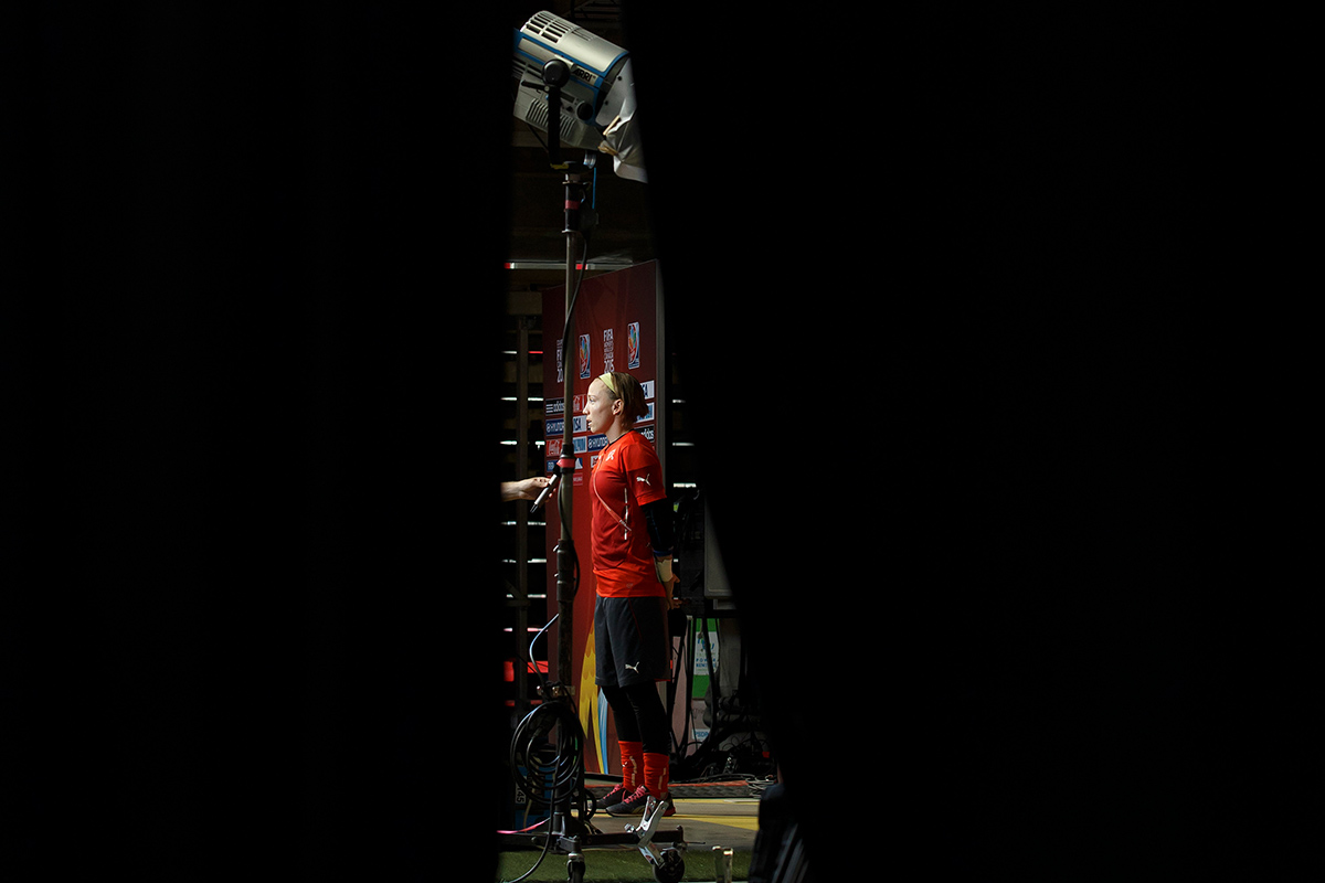 L'équipe nationale suisse de football à la Coupe du monde de football au Canada 2015 : la gardienne Gaëlle Thalmann est sous les feux des projecteurs à Vancouver le 20 juin 2015, un jour avant le match des huitièmes de finale contre le Canada.  Photo : KEYSTONE / Salvatore Di Nolfi