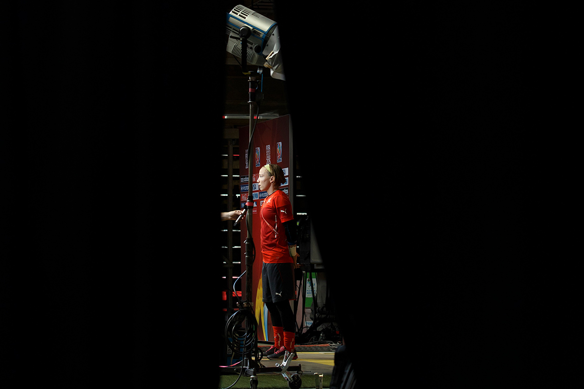 L'équipe nationale suisse de football à la Coupe du monde de football au Canada 2015 : la gardienne Gaëlle Thalmann est sous les feux des projecteurs à Vancouver le 20 juin 2015, un jour avant le match des huitièmes de finale contre le Canada. Photo : KEYSTONE / Salvatore Di Nolfi L'équipe nationale suisse de football à la Coupe du monde de football au Canada 2015 : la gardienne Gaëlle Thalmann est sous les feux des projecteurs à Vancouver le 20 juin 2015, un jour avant le match des huitièmes de finale contre le Canada. Photo : KEYSTONE / Salvatore Di Nolfi