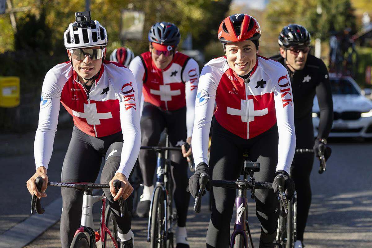 590166500 - Die Radrennfahrer Stefan Bissegger, Stefan Küng, Marlen Reusser und der ehemalige Radrennfahrer Fabian Cancellara, von links, fahren am 8. November 2023 den WM-Rundkurs anlässlich eines Kickoff-Events zur UCI-Rad- und Para-Cycling-Strassen-Weltmeisterschaften Zürich 2024. Foto: KEYSTONE / Michael Buholzer