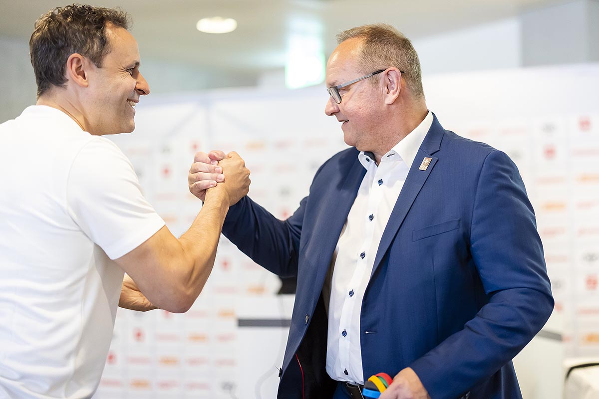 Ralph Stöckli, chef de Mission de Swiss Olympic, à gauche, et Jürg Stahl, président de Swiss Olympic, à droite, le 8 juillet 2024 à Dietikon. Photo: KEYSTONE / Michael Buholzer