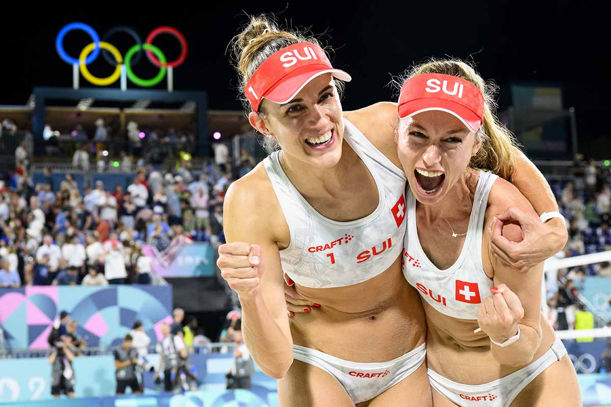 623136478 -  Tanja Hüberli (à gauche) et Nina Brunner célèbrent leur victoire contre les Américaines Kelly Cheng et Sara Hughes en quart de finale du beach-volley féminin le 6 août 2024. Trois jours plus tard, Hüberli/Brunner décrochent la troisième médaille olympique suisse en beach-volley lors des Jeux olympiques. Photo: KEYSTONE/ Laurent Gilliéron