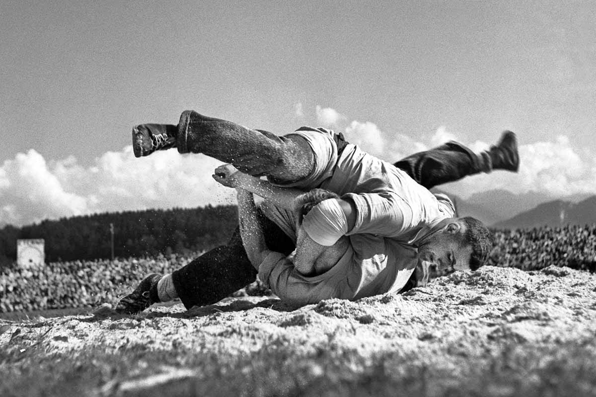 18709870 - Le 15 août 1948 à Lucerne, Peter Vogt, de Muttenz, combat en finale de la Fête fédérale contre Peter Haldemann et devient le nouveau roi de la lutte. Photo: KEYSTONE / Photopress-Archiv 18709870 - Le 15 août 1948 à Lucerne, Peter Vogt, de Muttenz, combat en finale de la Fête fédérale contre Peter Haldemann et devient le nouveau roi de la lutte. Photo: KEYSTONE / Photopress-Archiv