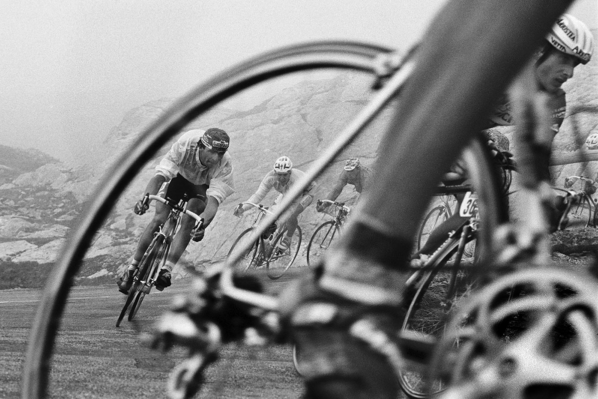 67274185 - Keystone-ATS/Christoph Ruckstuhl - Des cyclistes professionnels descendent le San Bernardino à l’occasion du Tour de Suisse 1992. Cette photo a remporté le 2e prix dans la catégorie sportive lors des World Press Photo Awards de 1993.